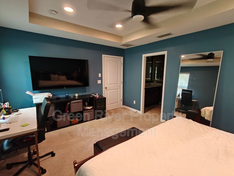 Modern 3-Bedroom Townhome with 2-Car Garage and Screened Porch property image