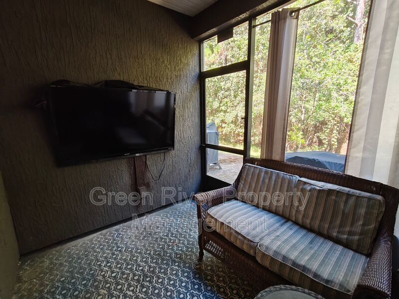 Modern 3-Bedroom Townhome with 2-Car Garage and Screened Porch property image