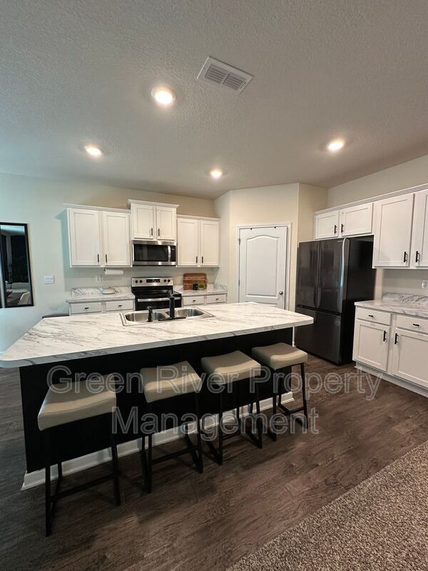 Warm Modern Living Steps from Spring Park—A Five-Bed Beauty with Space for Everyone!! property image