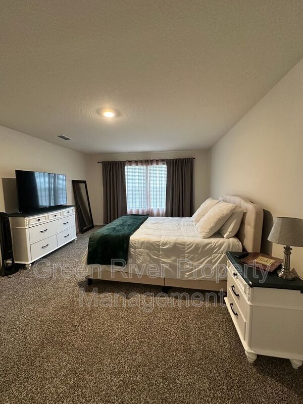 Warm Modern Living Steps from Spring Park—A Five-Bed Beauty with Space for Everyone!! property image