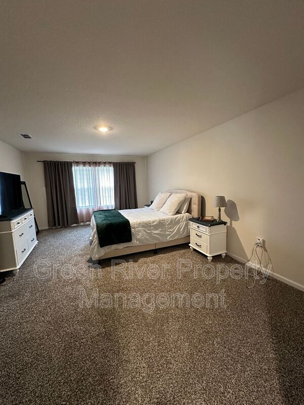 Warm Modern Living Steps from Spring Park—A Five-Bed Beauty with Space for Everyone!! property image