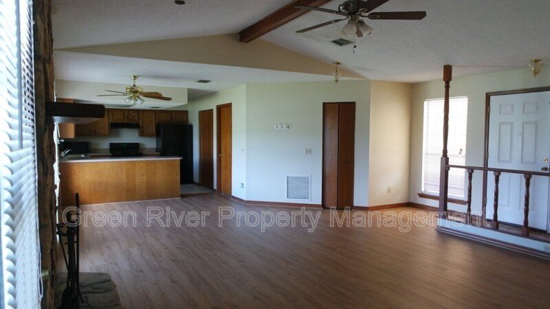 Adorable 3 bed 2 bath with open floor plan! property image