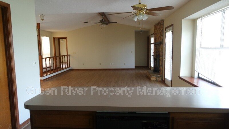 Adorable 3 bed 2 bath with open floor plan! property image