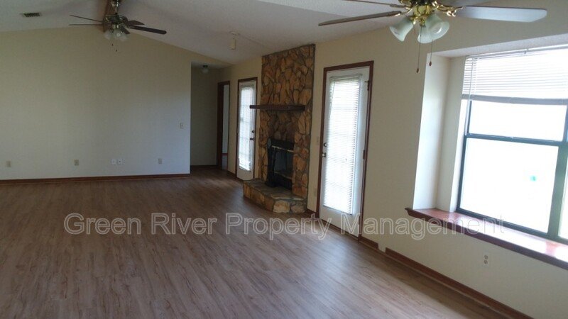 Adorable 3 bed 2 bath with open floor plan! property image