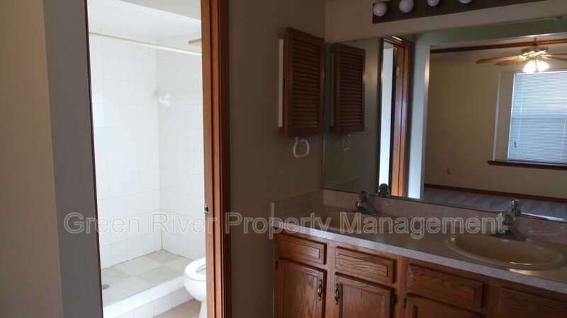 Adorable 3 bed 2 bath with open floor plan! property image