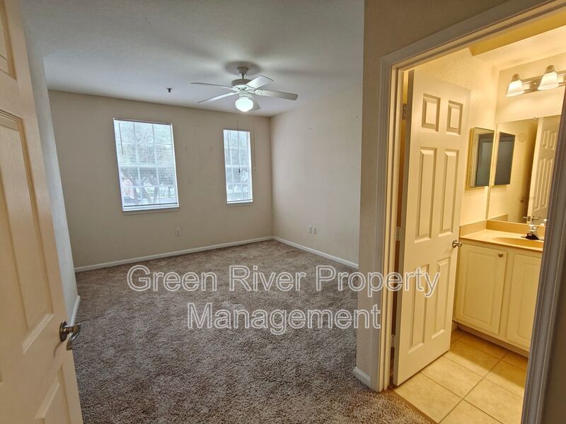 Beautiful 3 Bedroom, 2 Bathroom Townhome with Garage – Pet Friendly! property image