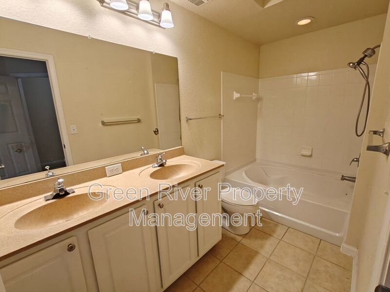 Beautiful 3 Bedroom, 2 Bathroom Townhome with Garage – Pet Friendly! property image