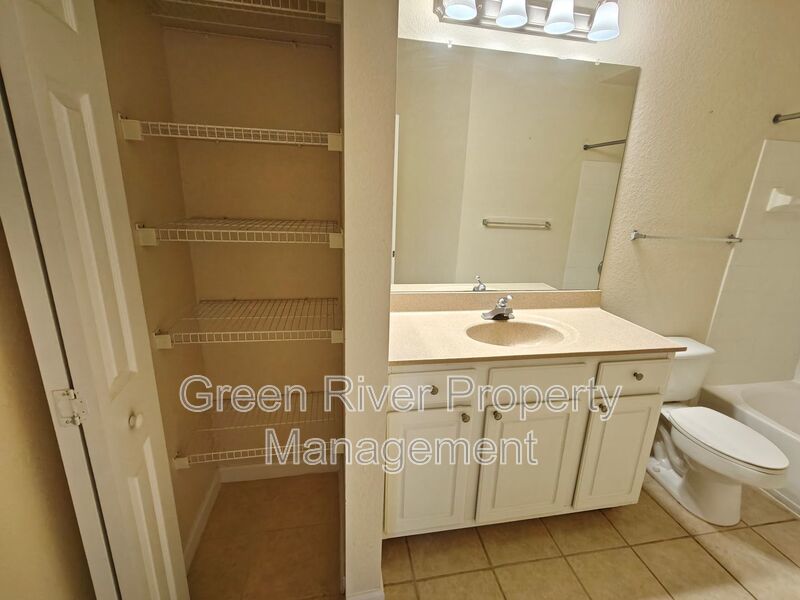 Beautiful 3 Bedroom, 2 Bathroom Townhome with Garage – Pet Friendly! property image