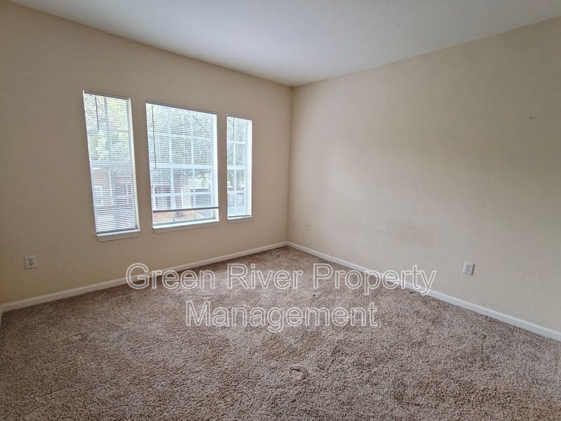 Beautiful 3 Bedroom, 2 Bathroom Townhome with Garage – Pet Friendly! property image