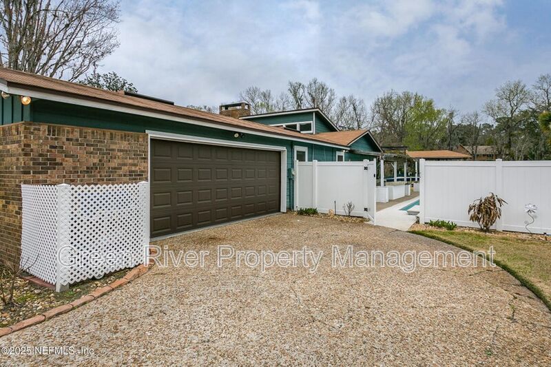 Waterfront Luxury Living – 4 Bed / 3 Bath – Over 2,600 Sq Ft property image