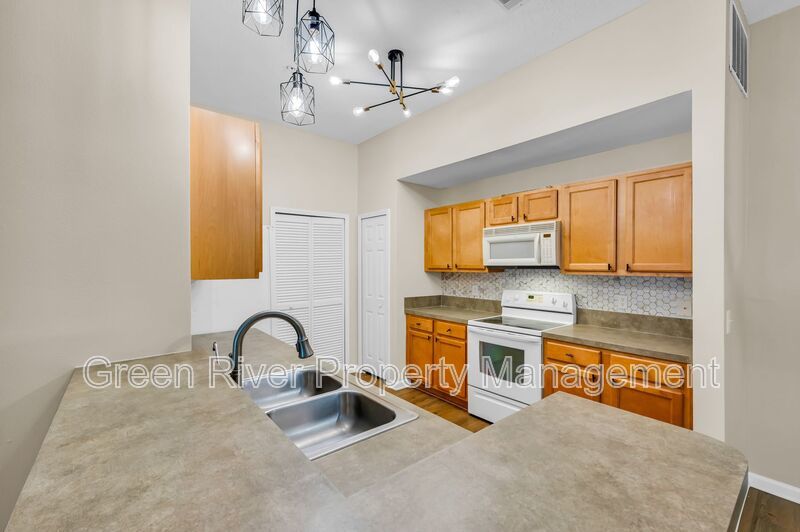 Spacious 2 Bedroom/2 Bathroom Condo in Gated Community with Pool property image