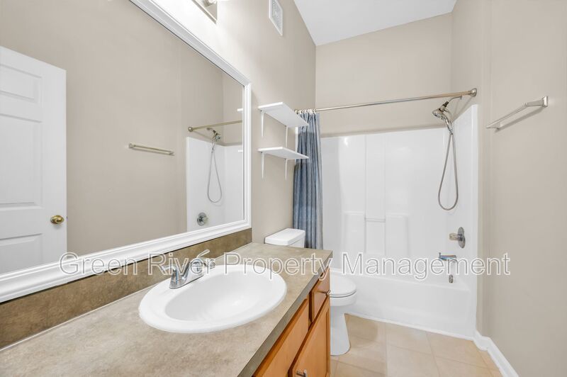 Spacious 2 Bedroom/2 Bathroom Condo in Gated Community with Pool property image