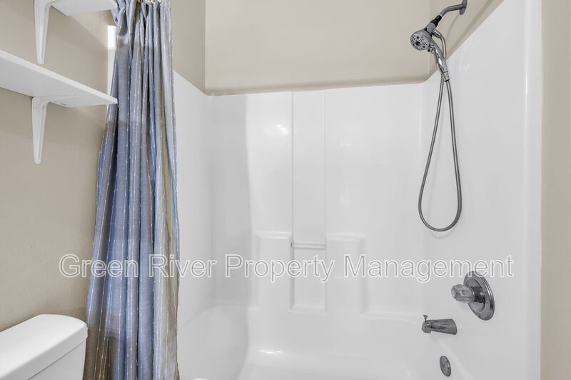 Spacious 2 Bedroom/2 Bathroom Condo in Gated Community with Pool property image