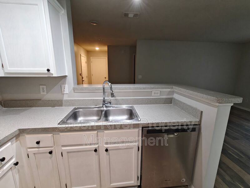 Beautiful 2 Bed / 2 Bath First-Floor Condo in Gated Community property image