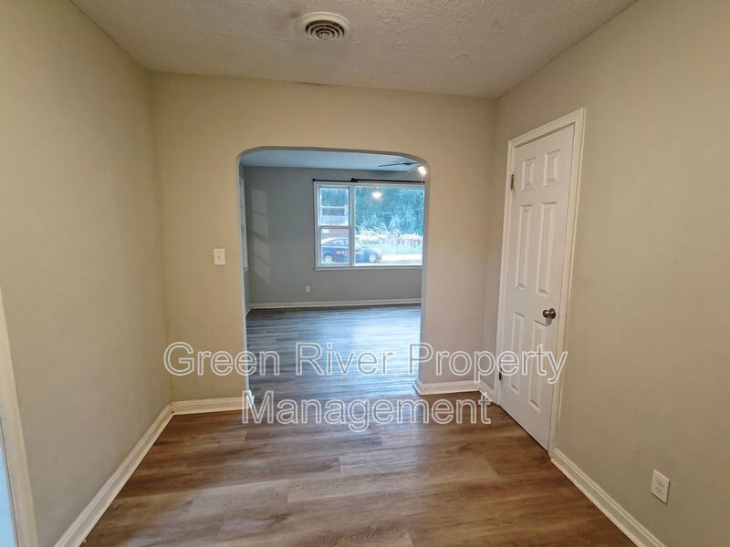 Spacious 4-Bedroom Home with Updated Kitchen & Screened Patio property image