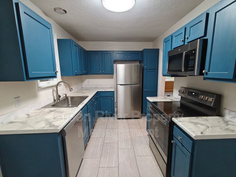 Spacious 4-Bedroom Home with Updated Kitchen & Screened Patio property image