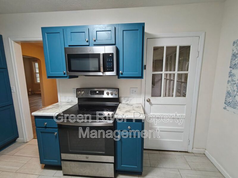 Spacious 4-Bedroom Home with Updated Kitchen & Screened Patio property image