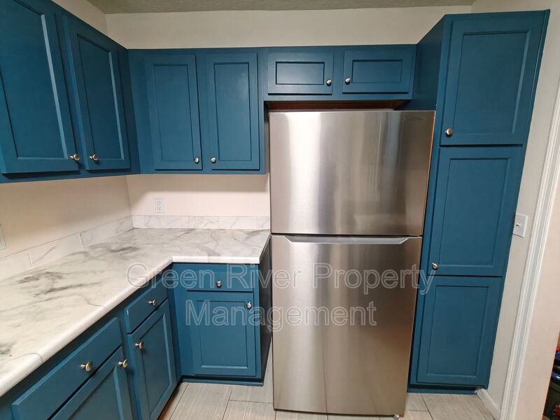 Spacious 4-Bedroom Home with Updated Kitchen & Screened Patio property image