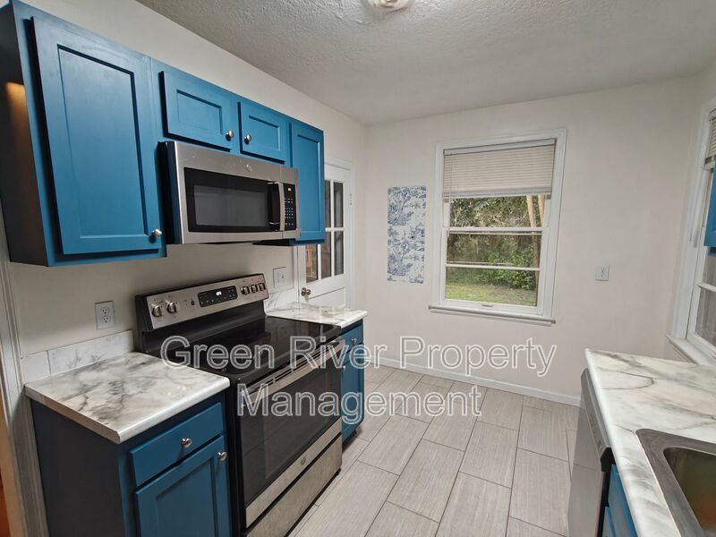 Spacious 4-Bedroom Home with Updated Kitchen & Screened Patio property image