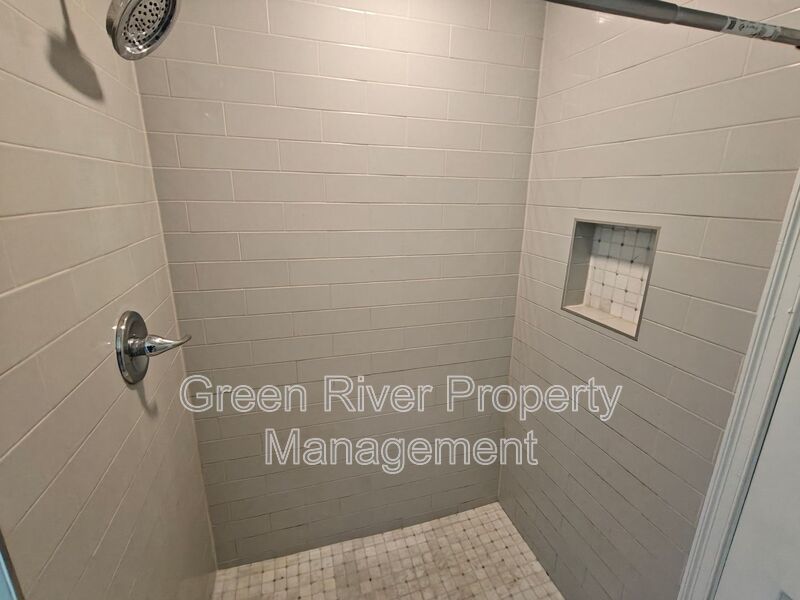 Spacious 4-Bedroom Home with Updated Kitchen & Screened Patio property image