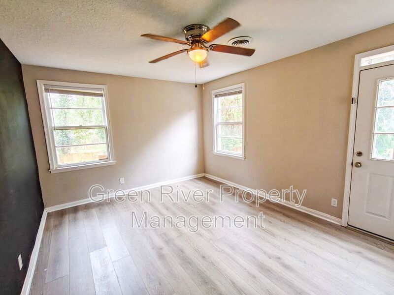 Spacious 4-Bedroom Home with Updated Kitchen & Screened Patio property image