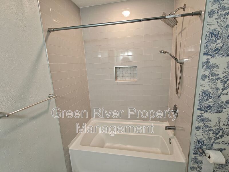 Spacious 4-Bedroom Home with Updated Kitchen & Screened Patio property image