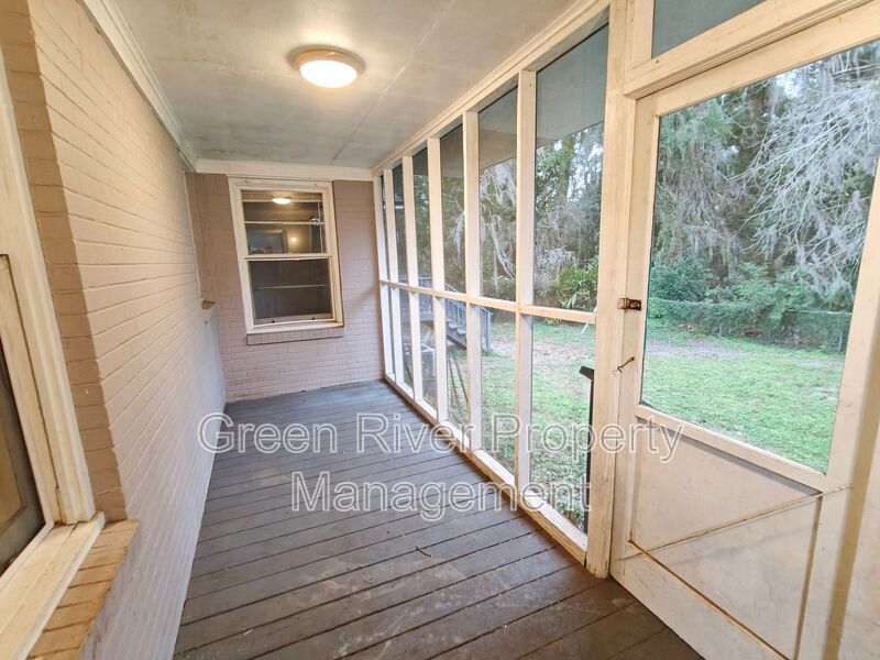 Spacious 4-Bedroom Home with Updated Kitchen & Screened Patio property image