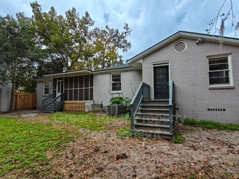 Spacious 4-Bedroom Home with Updated Kitchen & Screened Patio property image