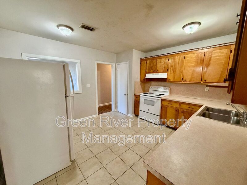 Spacious & Stylish 4-Bedroom Retreat with Den, Fireplace in Spring Park! property image