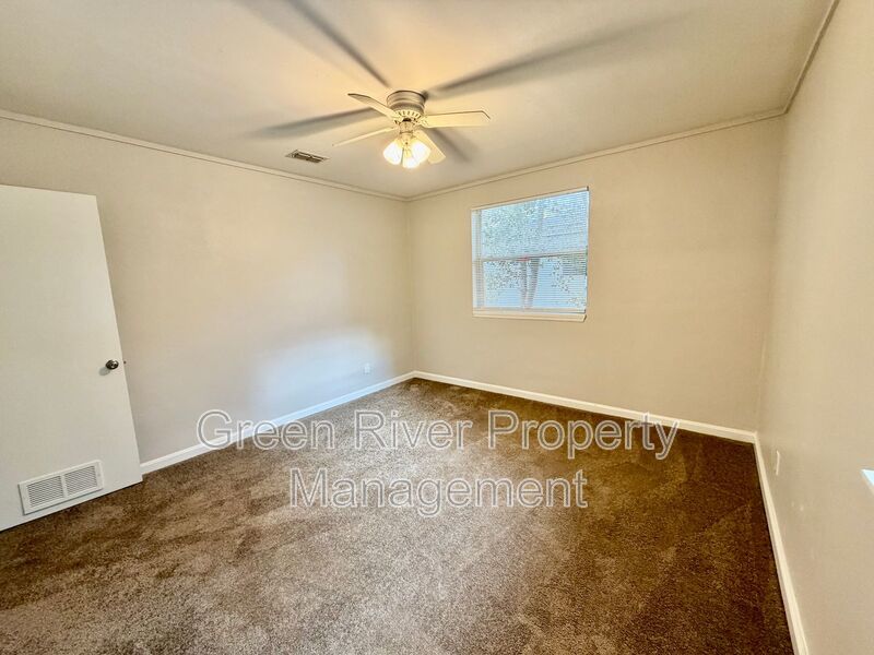 Spacious & Stylish 4-Bedroom Retreat with Den, Fireplace in Spring Park! property image
