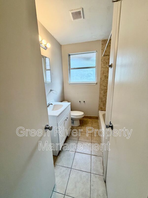 Spacious & Stylish 4-Bedroom Retreat with Den, Fireplace in Spring Park! property image