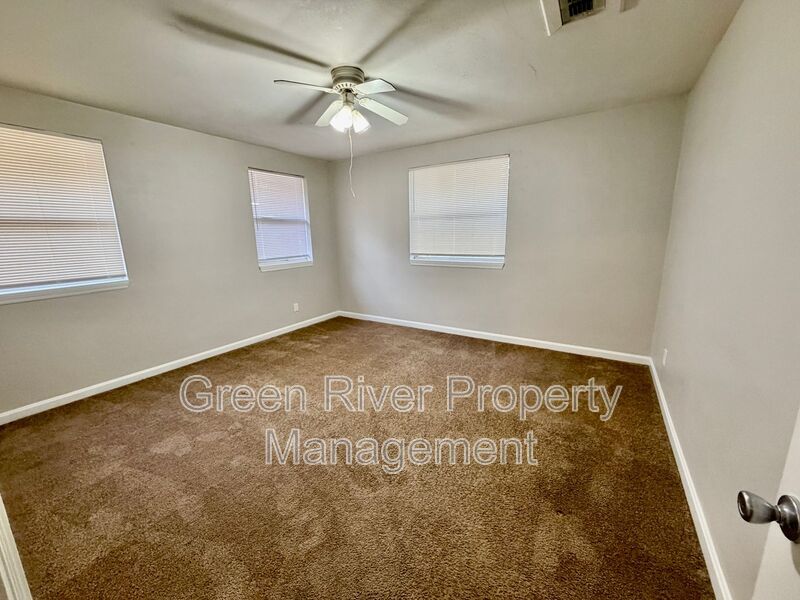 Spacious & Stylish 4-Bedroom Retreat with Den, Fireplace in Spring Park! property image