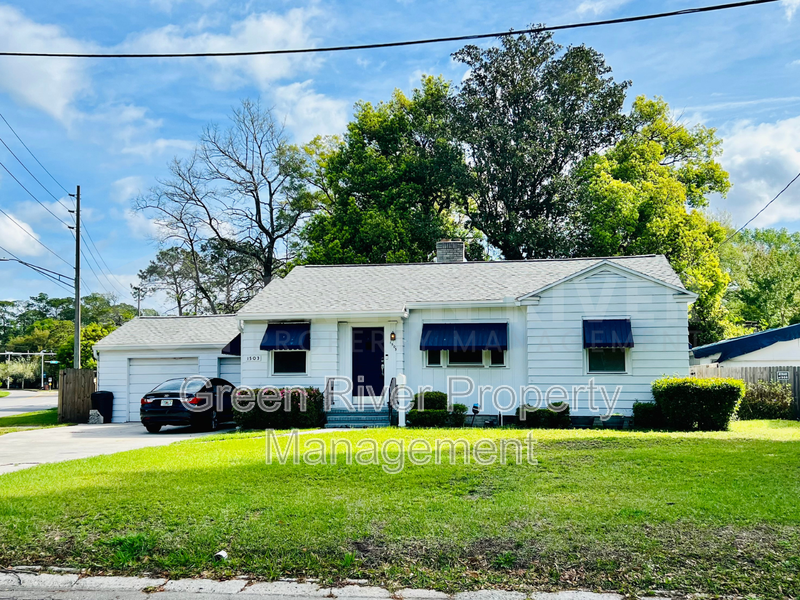 Charming 2 bedroom, 2 bathrroom, Bungalow with Modern Upgrades in Fishweir District! property image
