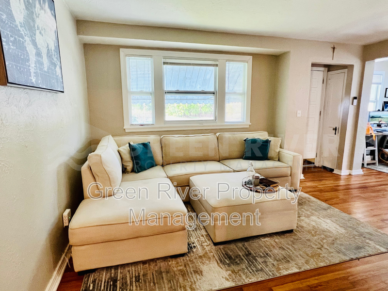 Charming 2 bedroom, 2 bathrroom, Bungalow with Modern Upgrades in Fishweir District! property image