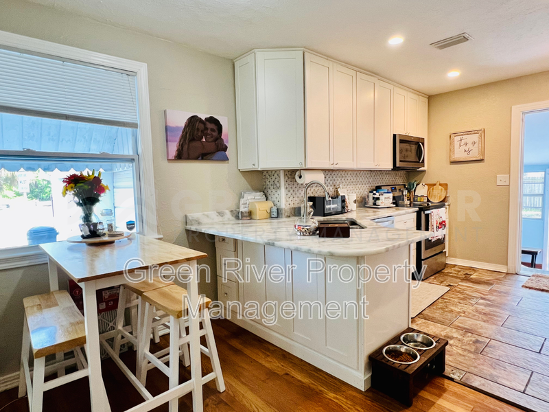 Charming 2 bedroom, 2 bathrroom, Bungalow with Modern Upgrades in Fishweir District! property image