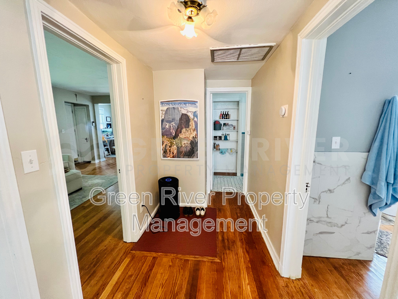 Charming 2 bedroom, 2 bathrroom, Bungalow with Modern Upgrades in Fishweir District! property image