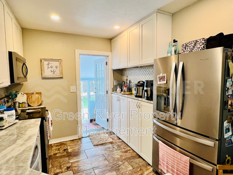 Charming 2 bedroom, 2 bathrroom, Bungalow with Modern Upgrades in Fishweir District! property image