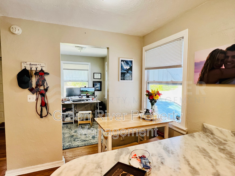 Charming 2 bedroom, 2 bathrroom, Bungalow with Modern Upgrades in Fishweir District! property image