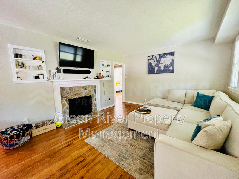 Charming 2 bedroom, 2 bathrroom, Bungalow with Modern Upgrades in Fishweir District! property image