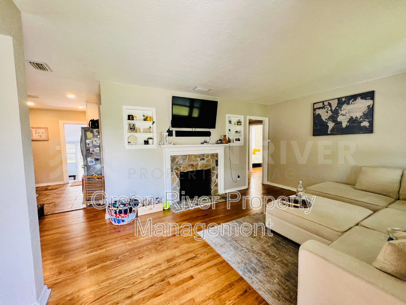 Charming 2 bedroom, 2 bathrroom, Bungalow with Modern Upgrades in Fishweir District! property image