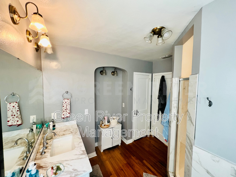 Charming 2 bedroom, 2 bathrroom, Bungalow with Modern Upgrades in Fishweir District! property image