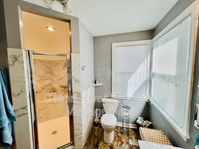 Charming 2 bedroom, 2 bathrroom, Bungalow with Modern Upgrades in Fishweir District! property image