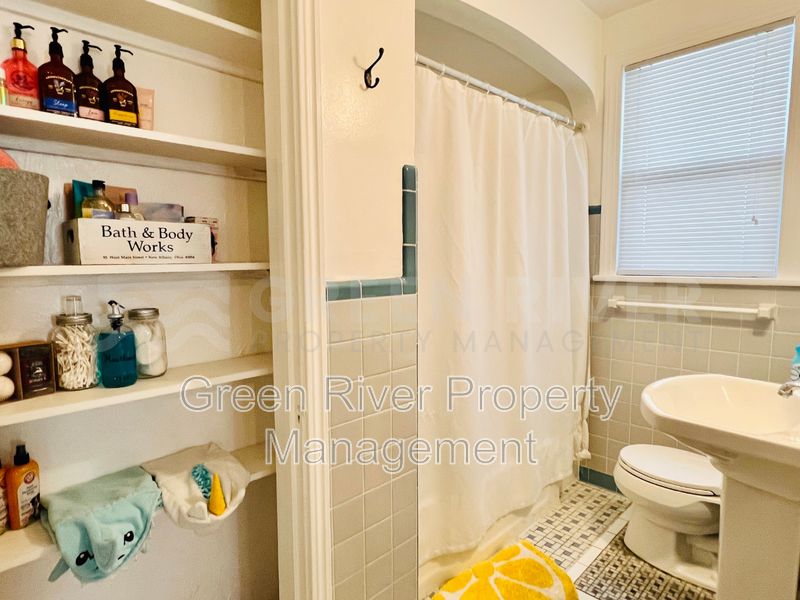 Charming 2 bedroom, 2 bathrroom, Bungalow with Modern Upgrades in Fishweir District! property image