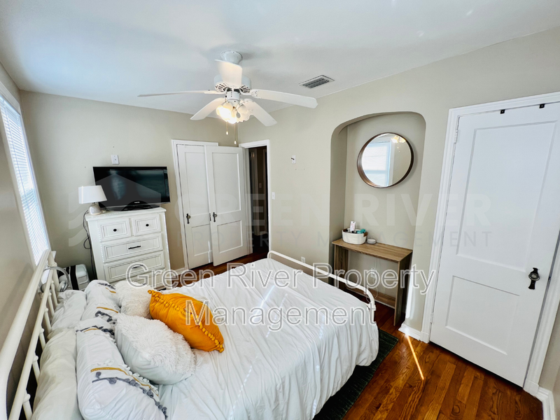 Charming 2 bedroom, 2 bathrroom, Bungalow with Modern Upgrades in Fishweir District! property image