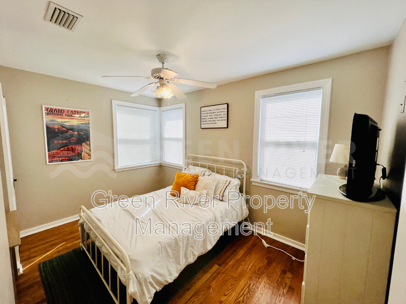 Charming 2 bedroom, 2 bathrroom, Bungalow with Modern Upgrades in Fishweir District! property image