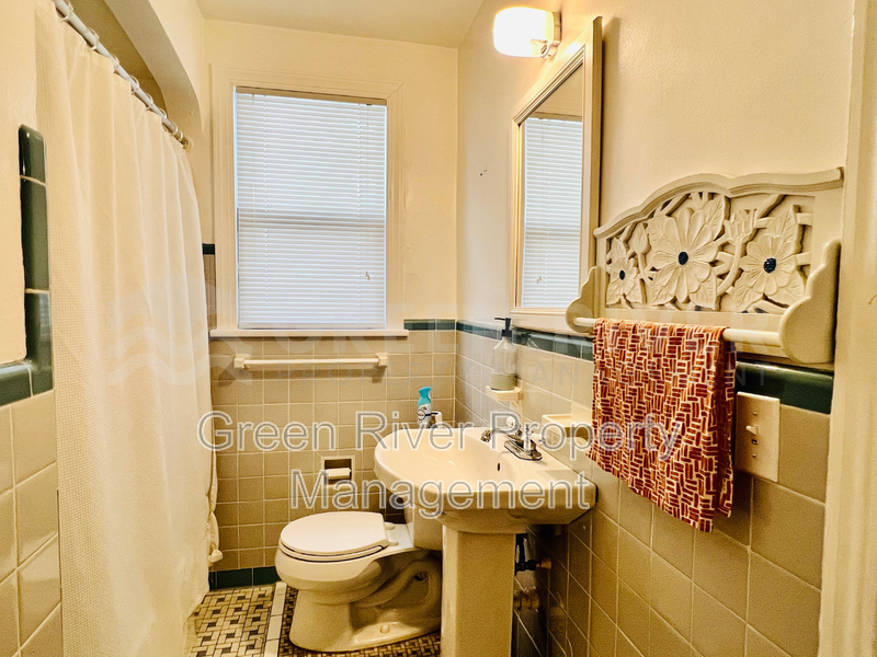 Charming 2 bedroom, 2 bathrroom, Bungalow with Modern Upgrades in Fishweir District! property image