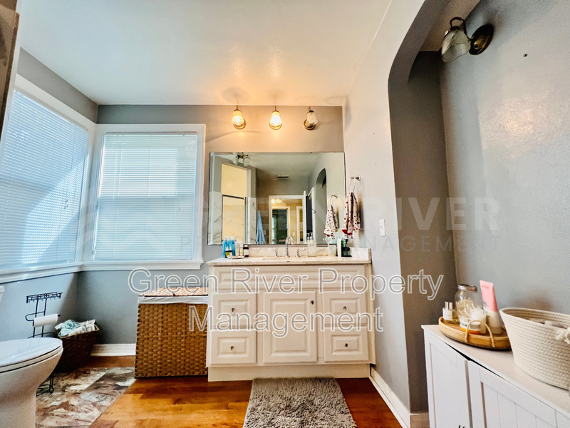 Charming 2 bedroom, 2 bathrroom, Bungalow with Modern Upgrades in Fishweir District! property image