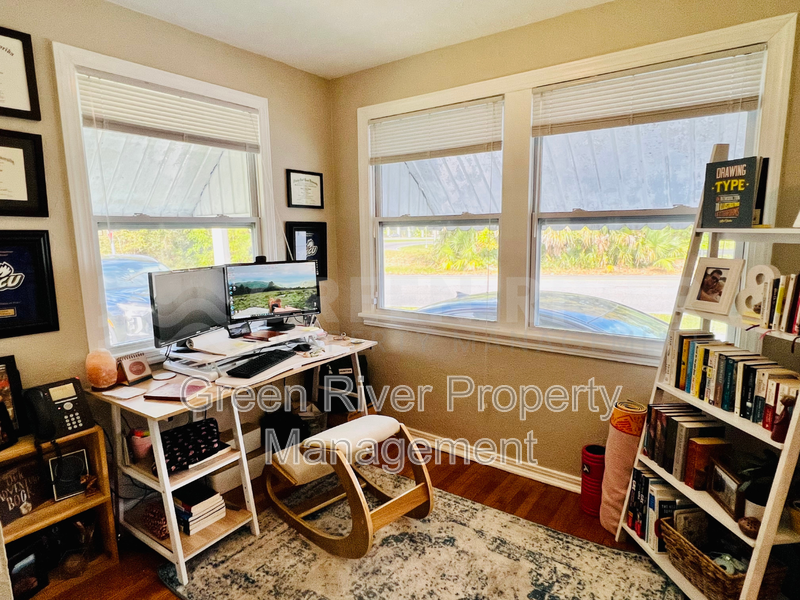 Charming 2 bedroom, 2 bathrroom, Bungalow with Modern Upgrades in Fishweir District! property image