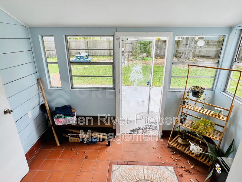 Charming 2 bedroom, 2 bathrroom, Bungalow with Modern Upgrades in Fishweir District! property image