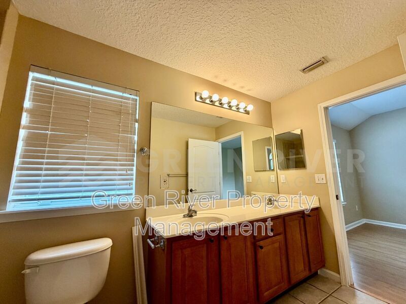 Luxury Living in The Oaks at Oakleaf – 4BR Retreat & Resort-Style Amenities property image